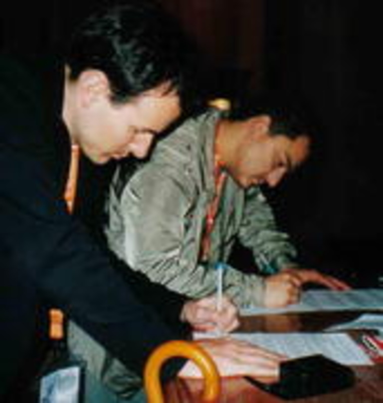 Im wahrsten Wortsinn ein Signing-Foto: {mlbipers.8173.Ralf Zintel|U|T} (Geschäftsführer Intergroove, l.) und Mark Dillon (Turbo Recordings)