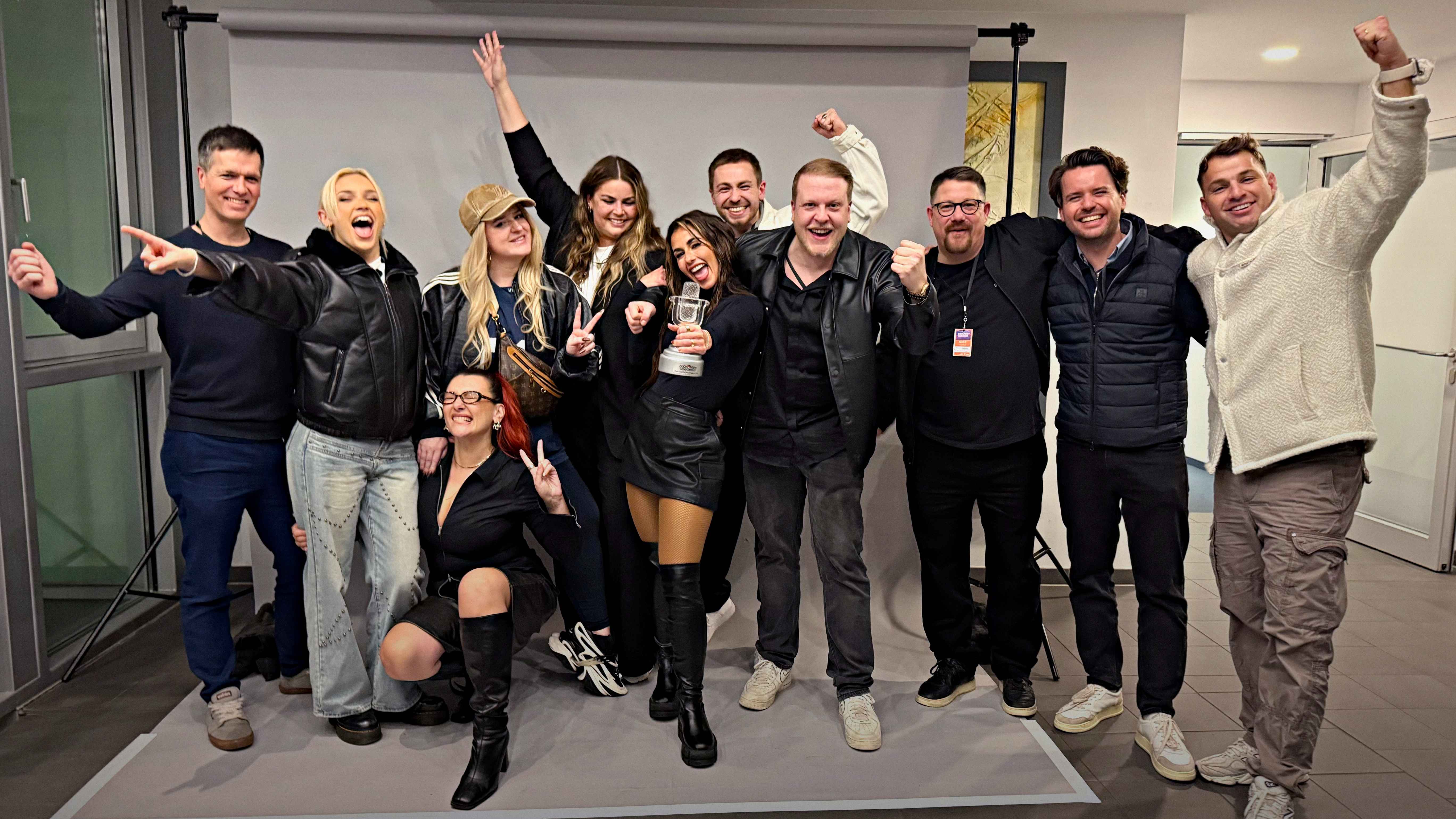 Posieren mit dem deutschen Vorentscheid-Pokal (von links): Dirk Geibel (Vice President Marketing Electrola), Milana Braun (Assistentin Choreographie), Oksana Onischuk (Stylistin Sarah Enge...