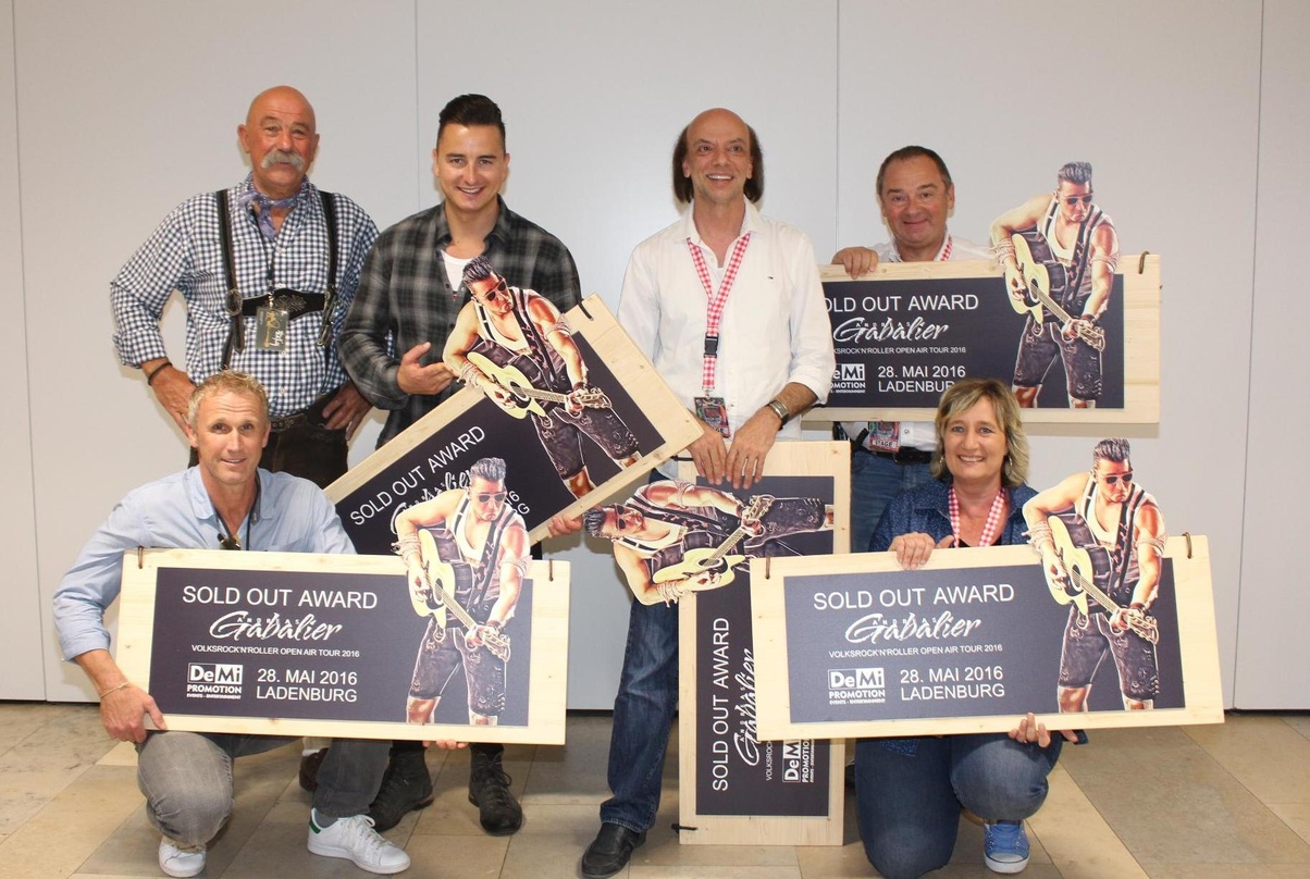 Bei der Preisübergabe (hinten von links): K.J. Gissel (DeMi Promotion), Andreas Gabalier, Manfred Hertlein (Geschäftsführer Manfred Hertlein Veranstaltungs GmbH), Sepp Adlmann (Adlmann Pro...