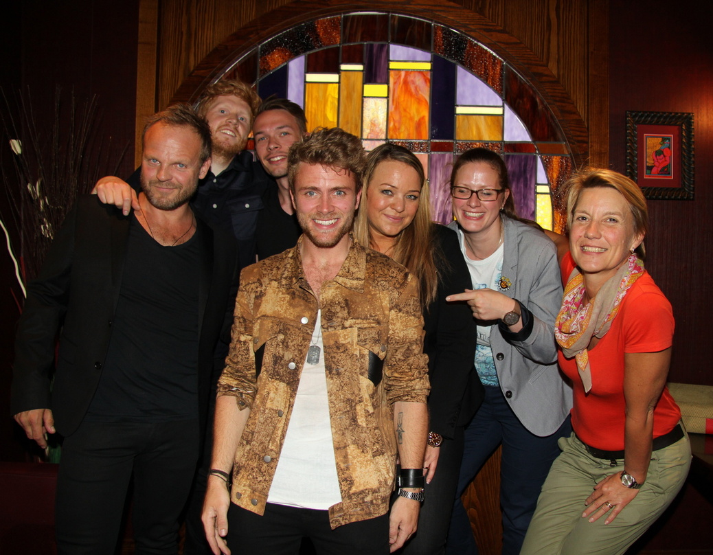 Nahmen sich nach dem Konzert Zeit für ein MusikWoche-Foto (von inks): Thomas Duus, Jesper Madsen, Johan Jørgensen, Tim Schou (alle A Friend In London), Yvonne Probst (Booking & Promotion),...
