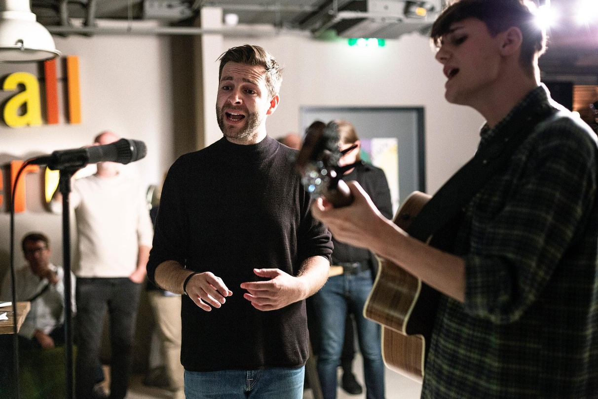 Bei der Aufnahme der Schallplatte in Wien: Josh (links)