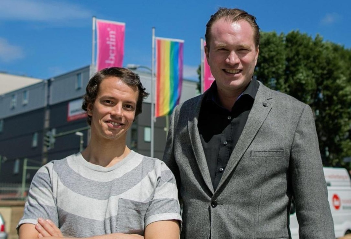 Vor dem nhow Hotel in Berlin: Frans Zimmer alias Alle Farben (links) mit Dirk Dreyer