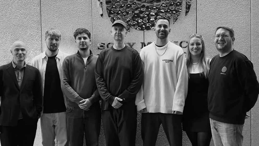 Arbeiten nun auf Verlagsebene zusammen (von links): Patrick Strauch (SMP), Lasse Exner (Management Jugglerz), Opinia, Sir Jay, Meska, Finja Nierth (SMP) und Carlo Wittek (SMP).