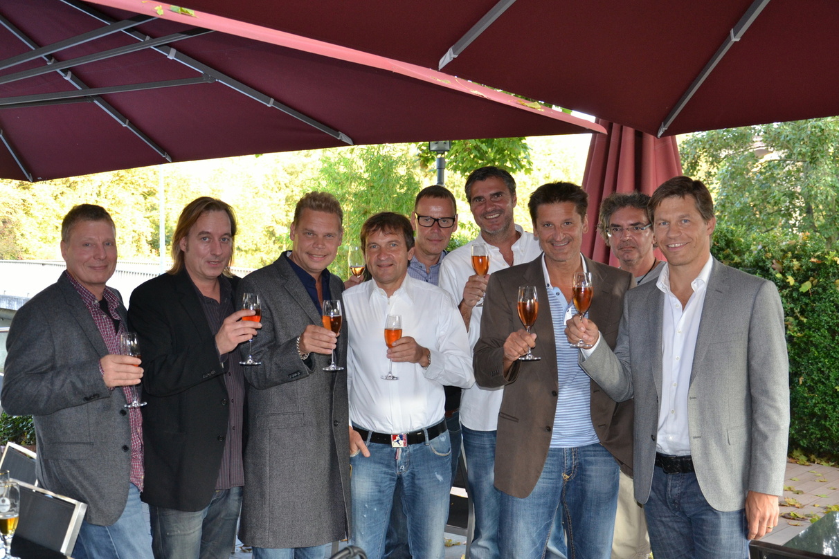 Besiegelten die neue Partnerschaft (v.l.n.r.): Michael Decker, Jörn Zimmermann, Tom Bohne, Günter Liebherr, Michael Kucharski, Uli Roth, Hartmut Engler, Ingo Reidl und Frank Briegmann||Bes...