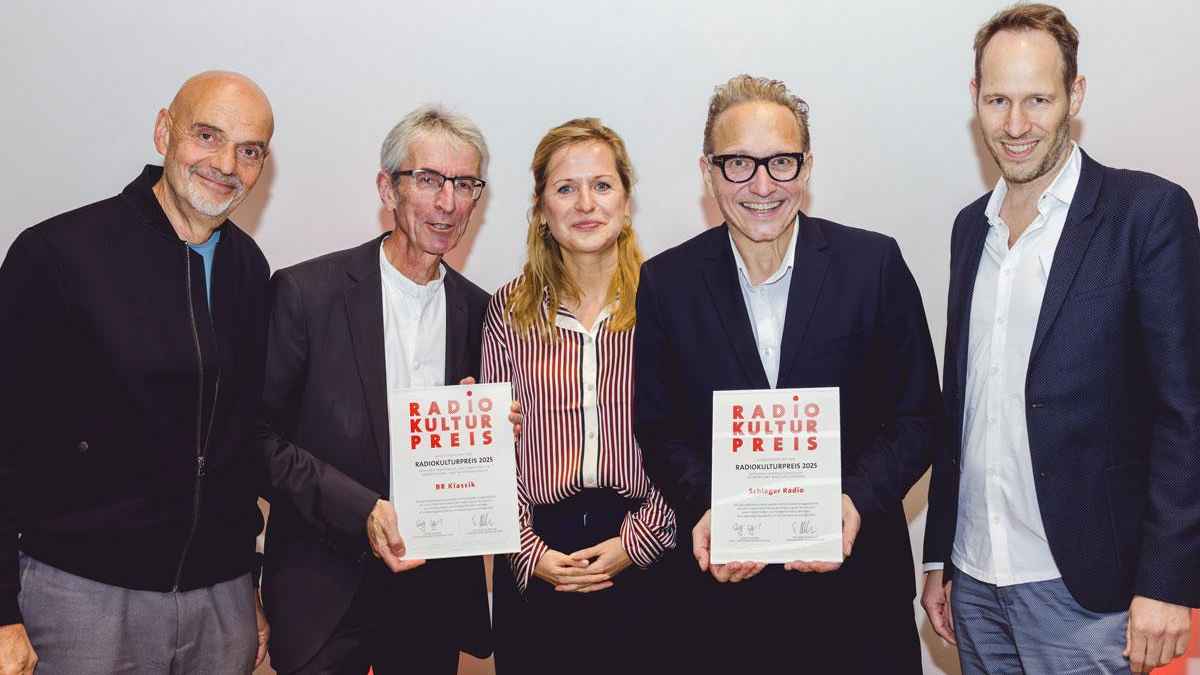 Bei der Preisverleihung (von links): GEMA-Aufsichtsratsvorsitzender Rald Weigand, Oswald Beaujean (BR-Klassik), Stephanie Scharmann (GEMA, Panel-Teilnehmerin), Oliver Dunk (Schlager Radio)...