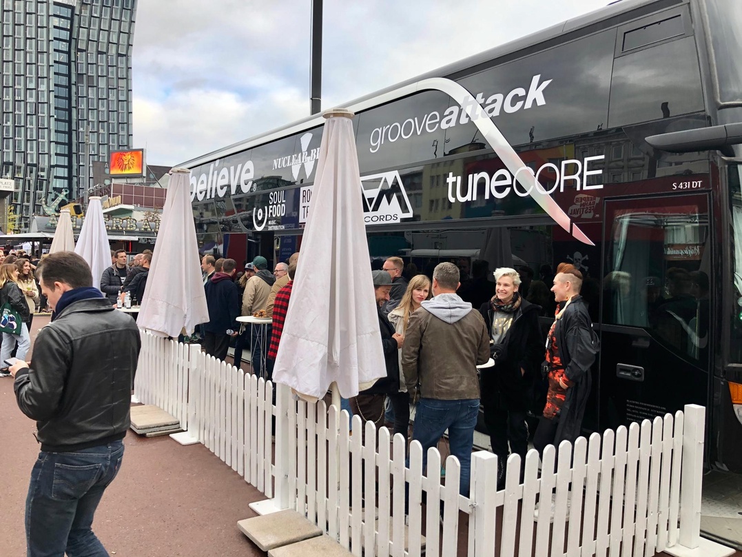 Bildet die Homebase von Believe auf der Reeperbahn: der schwarze Believe-Nightliner