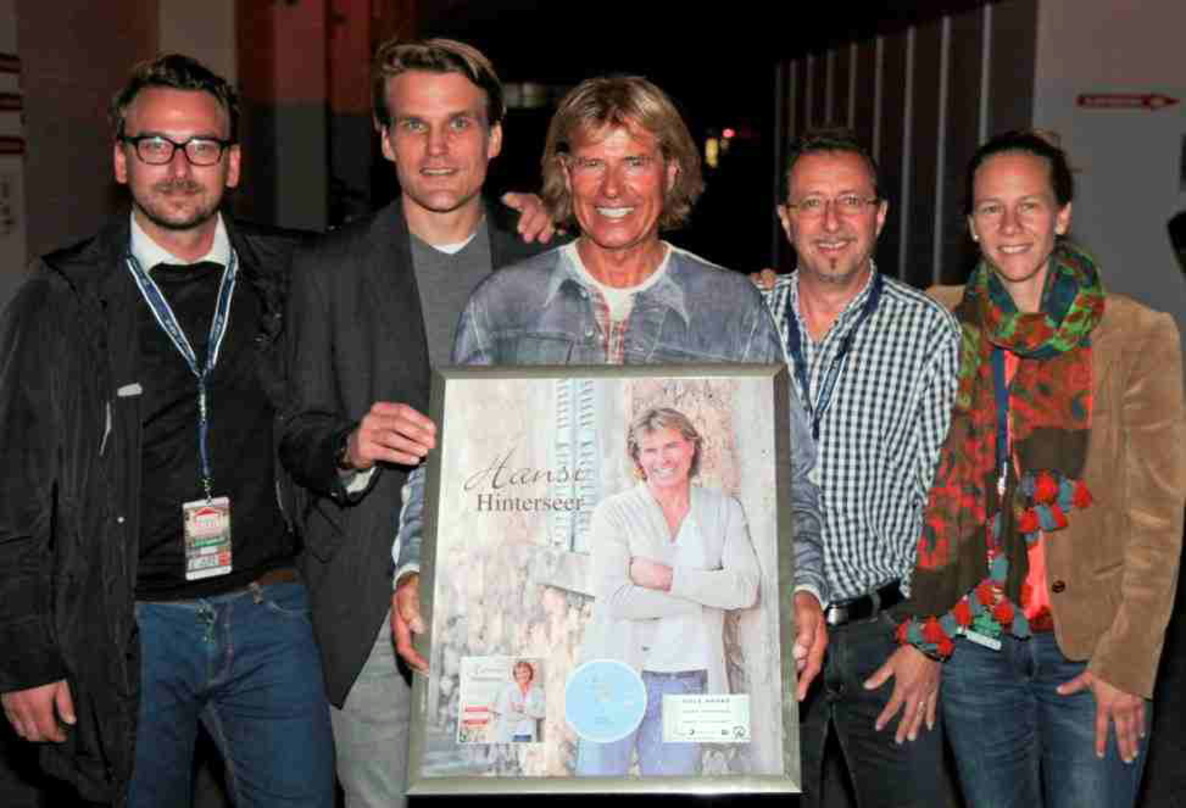 Gratulierten zum Gold Award (von links): Dietmar Lienbacher (Division Head Austria Sony Music Austria), Philip Ginthör (CEO Sony Music GSA), Hansi Hinterseer, Peter Schilling (Director Ari...