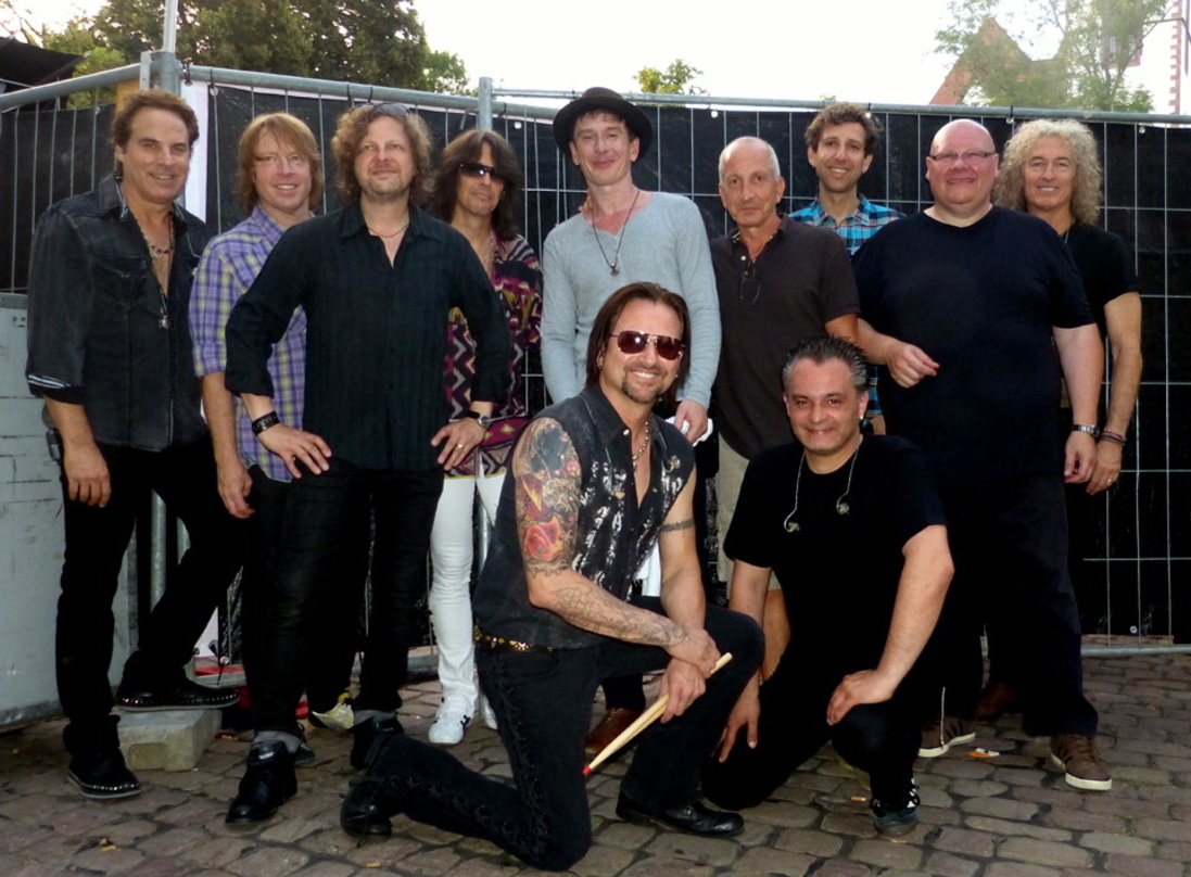 Trafen sich vor dem Konzert in Emmendingen (hinten, von links): Thom Gimbel, Jeff Pilson (beide Foreigner), Jürgen Scholz (Errorhead), Kelly Hansen (Foreigner), Marcus Deml (Errorhead), Th...