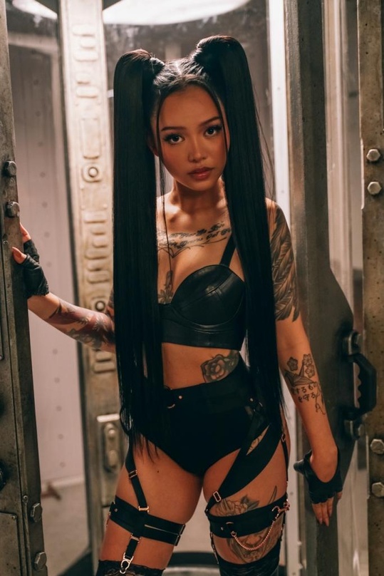 Landet mit ihrer Debütsingle auf Platz ein der globalen YouTube-Musikcharts: Bella Poarch