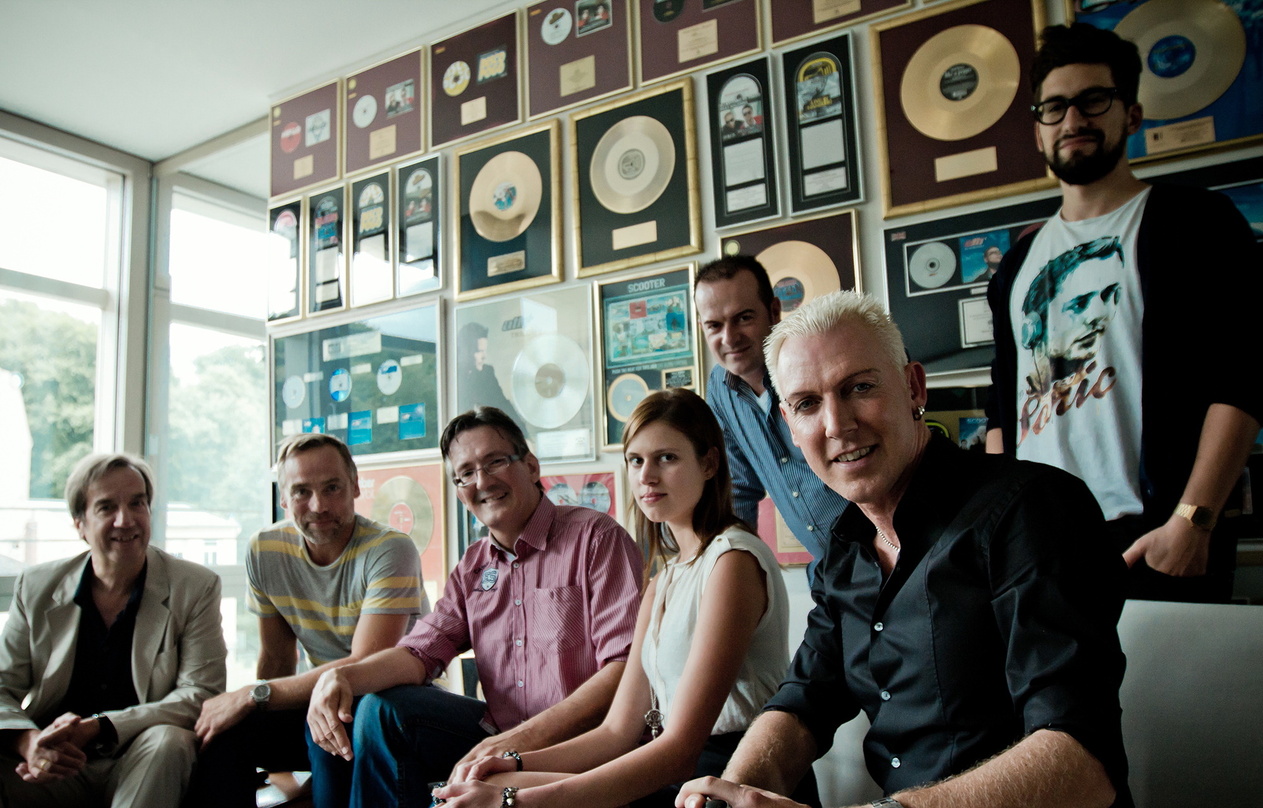 Neue Partner(hinten, von links): Rick J. Jordan (Scooter) und Alex von Harsdorf (A&R Imagem) sowie (vorn) Stefan Beutler (Beutler Meinking Kersting Brandt Rechtsanwälte), Jens Thele (Manag...