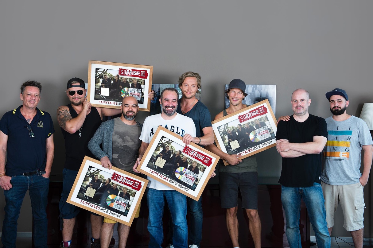 Bei der Gold-Verleihung in der Schweiz (von links): Hank Merk (Marketing Director Universal Music Schweiz UMS), Sami Osala, Raul Ruutu (Sunrise Avenue), Carlo Pozzi (Head Of Promotion UMS)...