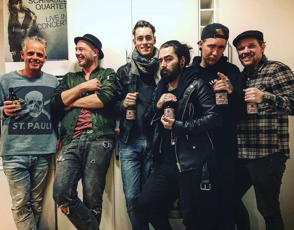 Stießen in St. Pauli mit einer Knolle Astra auf die Zusammenarbeit an (von links): Urs Middelhauve (umi music), Hauke Horeis, Tim Sinclair, David Bergert, Sascha Gotthard (alle Odeville) u...