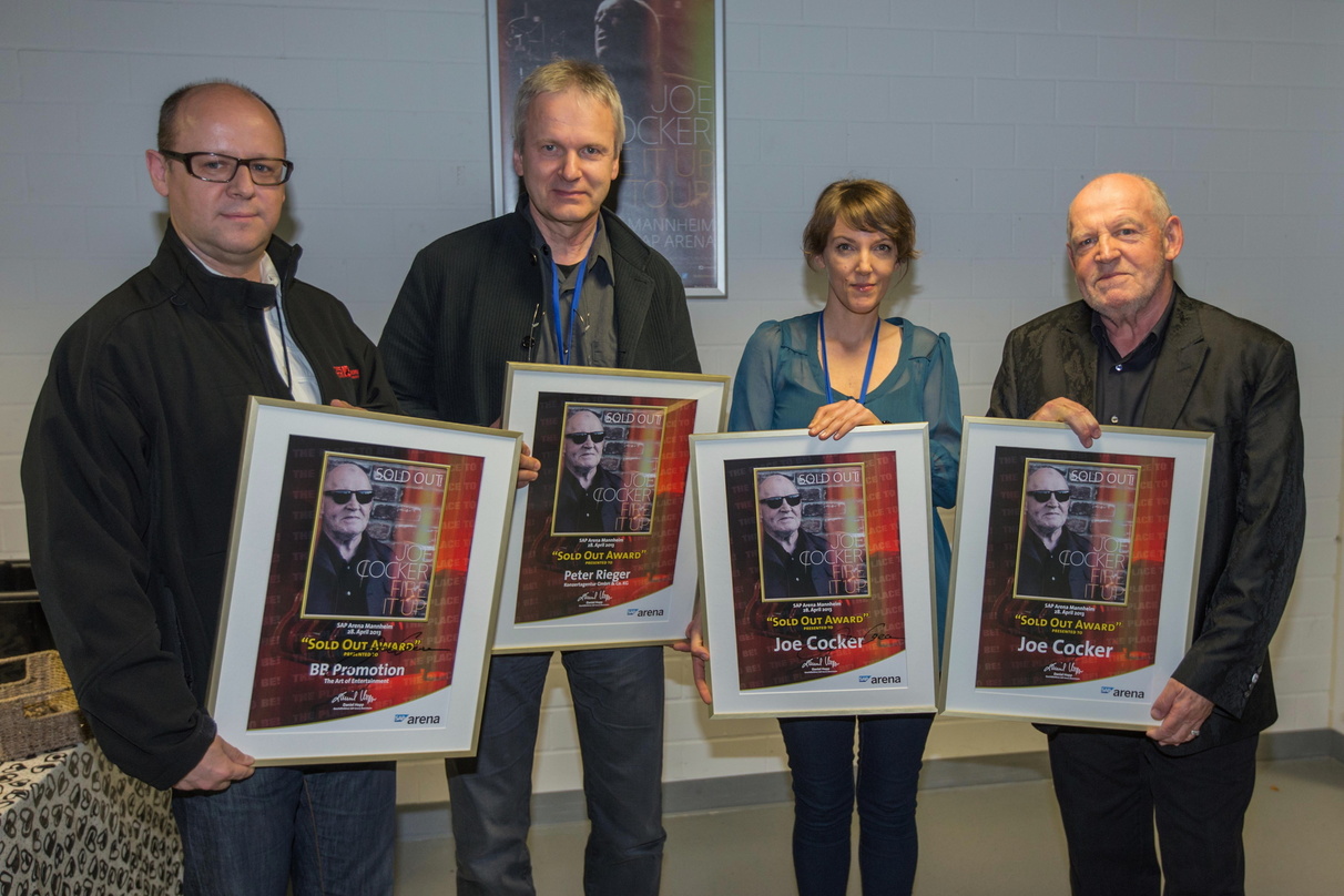 Trafen sich vor dem Konzert hinter der Bühne (von links): Matthias Mantel, Klaus-Peter Matziol, Melanie Gremm und Joe Cocker