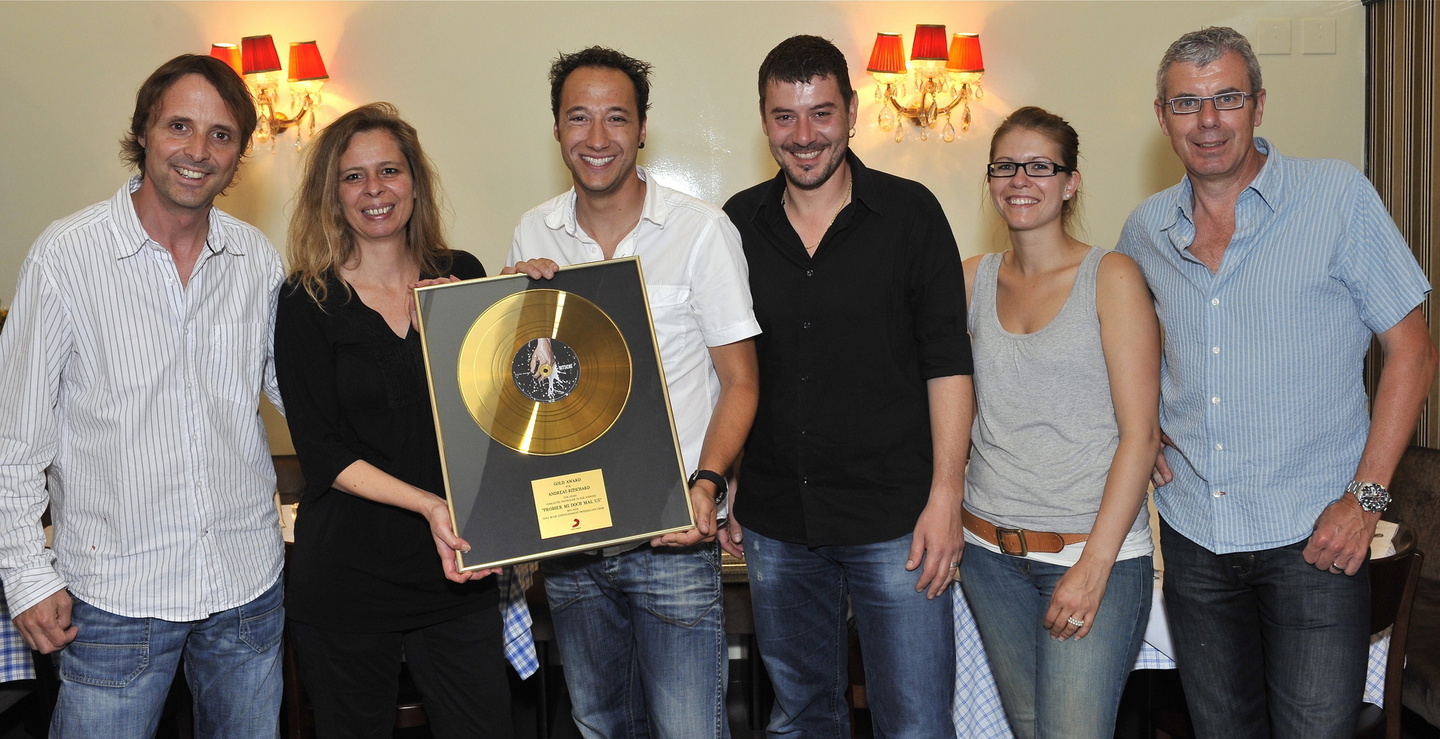 Bei der Edelmetallverleihung im Volkshaus Zürich mit dabei (v.l.n.r.): Das Sony-Team um Rico Fischer, General Manager Julie Born, Sänger Ritschi, Maurizio Dottore, Denise Vogel und Hugo St...
