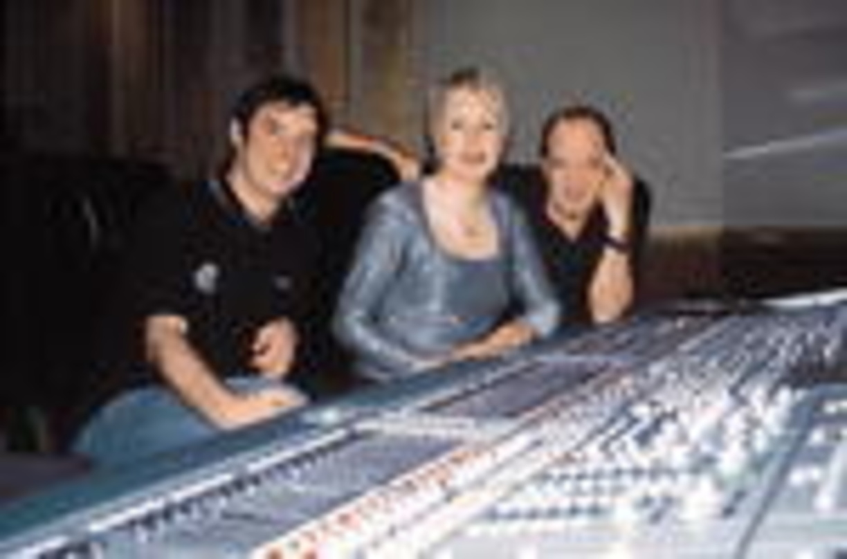 Konzentrierte Studioarbeit: Toningenieur Claus Bräunlein (l.), Corinna May und Ralph Siegel