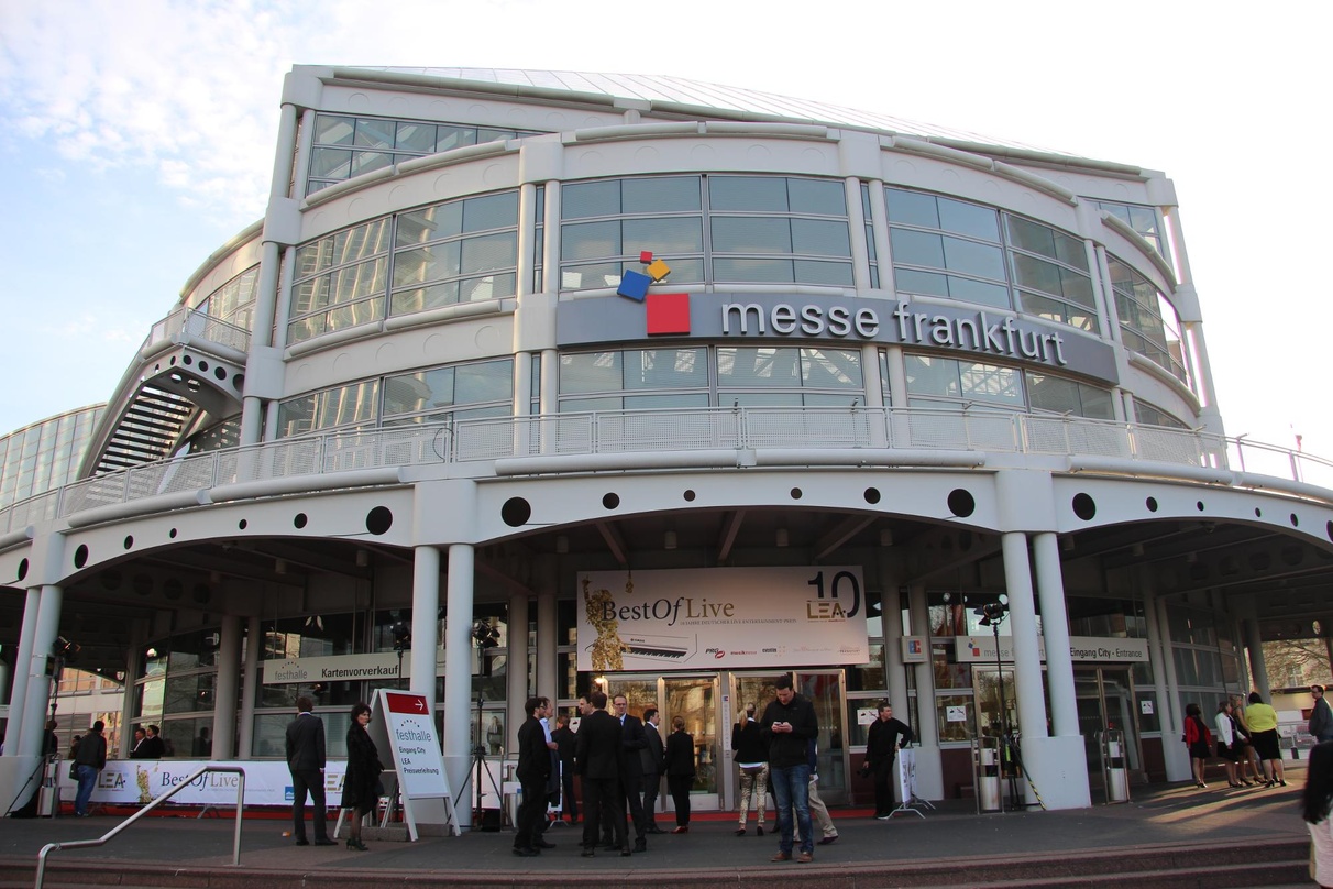 Aus dieser Halle übertrug das hr-Fernsehen den LEA: die Frankfurter Festhalle, hier das Eingangsportal der Messe Frankfurt