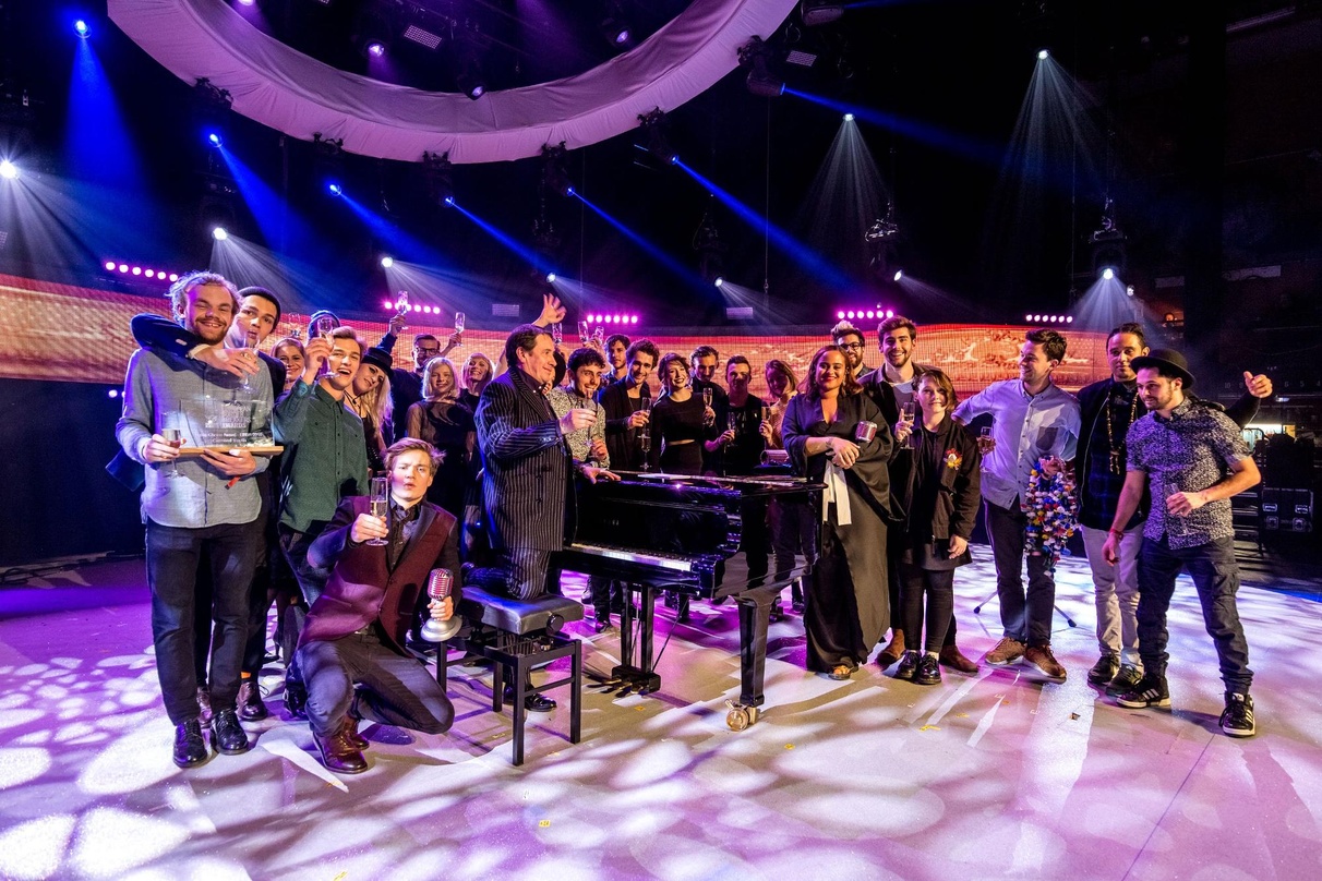 Europäischer Schulterschluss bei der Verleihung der European Border Breaker Awards 2016: Die Sieger und Live-Acts der EBBA-Gala mit Moderator Jools Holland (am Klavier) auf der Bühne der S...