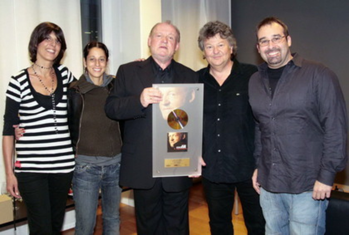 Mit Gold geehrt: Joe Cocker (M.)||Präsentieren den Gold-Award (von links nach rechts): Stefania Lorenzetto (Product Manager), Alessandra Manfredi (Marketing Director), Joe Cocker, Helmut F...