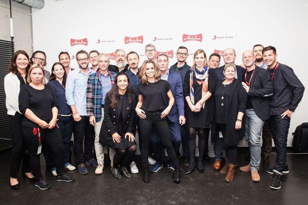 Freudestrahlend nach dem Konzert (hinten, von links): Annette Kunze (RTL), Matthias Baumann (Semmel Concerts), Rechtsanwalt Ralf Kitzberger, Uli Mücke (Music For Millions/RTL), Giacomo La ...