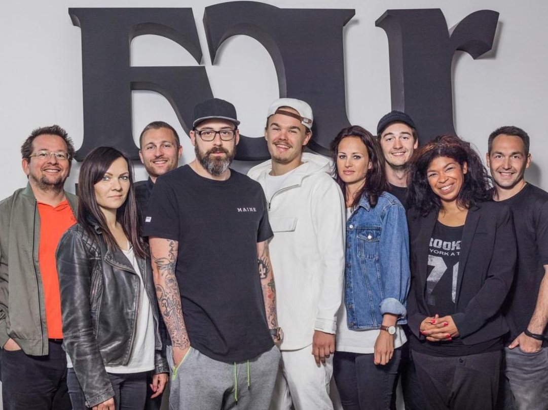 Trafen sich in Berlin (von links): Burkhard Westerhoff (Anwalt Goldzweig), Karolina Nowacka (Produktmanager Four Music), Michael Stockum (Head of Four Music), Sido, Estikay, Franziska Beck...