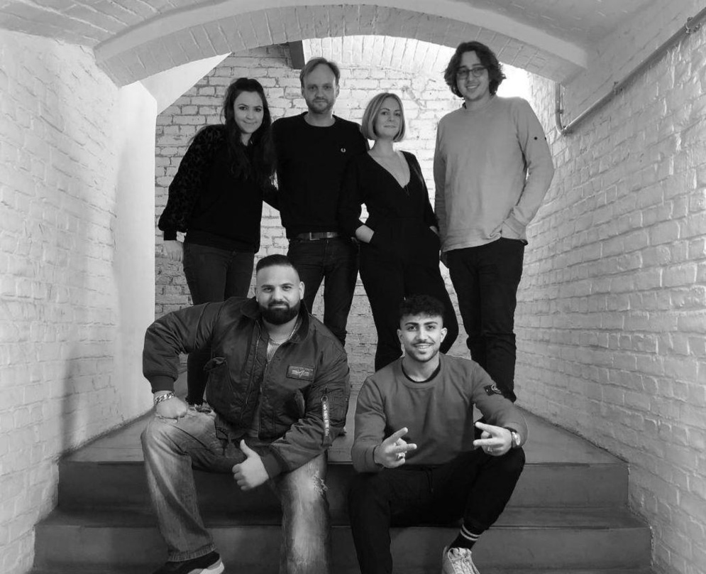 Den Vertrag besiegelten (hinten, von links): Verena Staudacher, Fiete Klatt, Katie Kirk und Benjamin Euler (alle Epic Records) sowie (vorn, von links) Agit Akay (Manager) und Fero47.