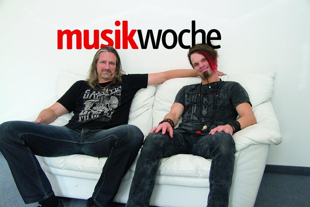 Ihnen gratulieren die Labelpartner: Drummer Timo Gleichmann alias Lasterbalk der Lästerliche (links) und Sänger Jörg Roth alias Alea der Bescheidene von Saltatio Mortis
