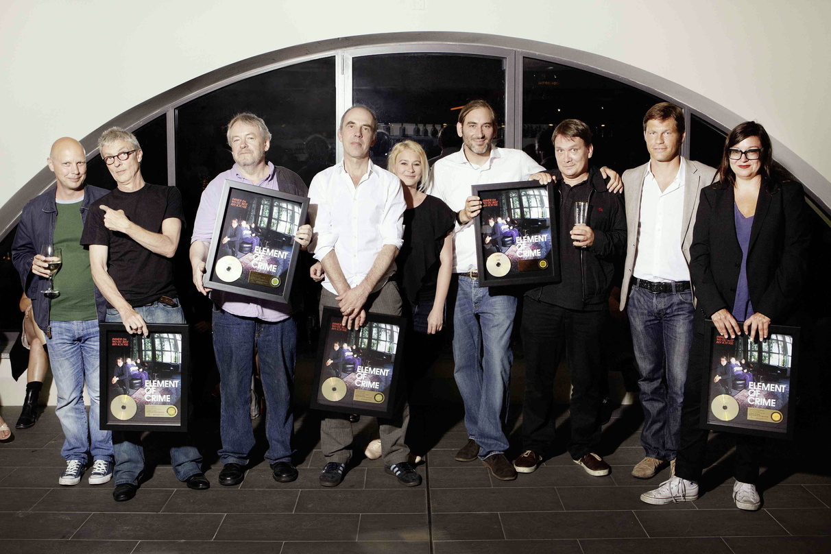 Ausgezeichnet (v.l.n.r.): Christian Komorowski (Musiker), Richard Pappik, David Young, Jakob Ilja (alle Element Of Crime), Steffi Liebenow (Product Manager Rock UDR), Daniel Lieberberg (La...