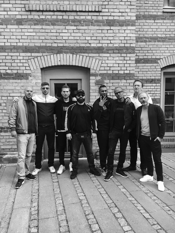Wollen zusammen Großes schaffen: die Rapper Hasan.K und Gringo (3. und 4. von links), ihr Management und das Sony-Music-Team