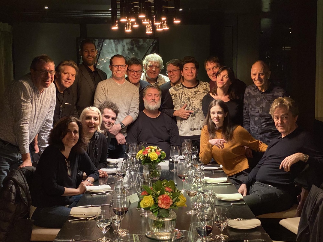 Beim Abendmahl in London mit dabei waren unter anderem Michel Lambot (PIAS, hinten, links), WIN-COO Charlie Philipps (stehend, 4. von links), Jörg Heidemann (VUT, rechts daneben) und Kees ...
