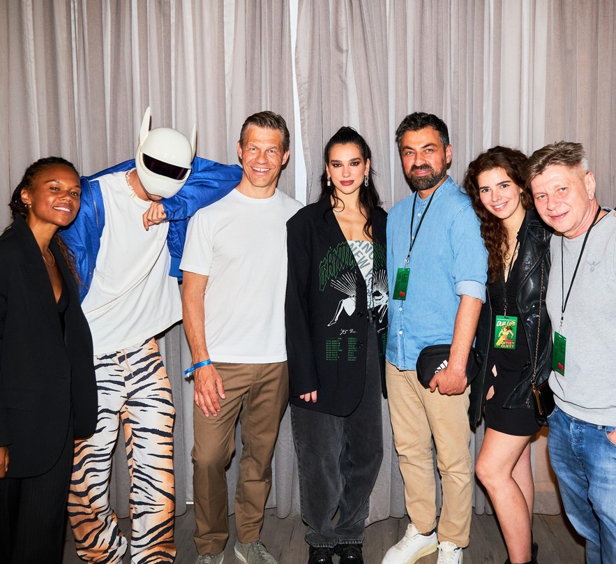 Trafen sich Backstage (von links): Chantal Ndombasi (Senior Director Marketing Urban Universal Music), Cro, Frank Briegmann (Chairman & CEO Universal Music Central Europe & Deutsche Grammo...