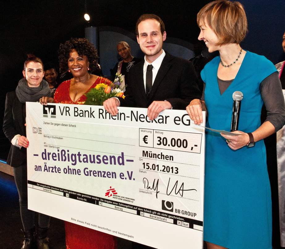 Gruppenbild mit Scheck (von links): Antonia Brenner, Queen Esther Marrow, Marius Brenner und Kirstin Dawin (Ärzte ohne Grenzen)
