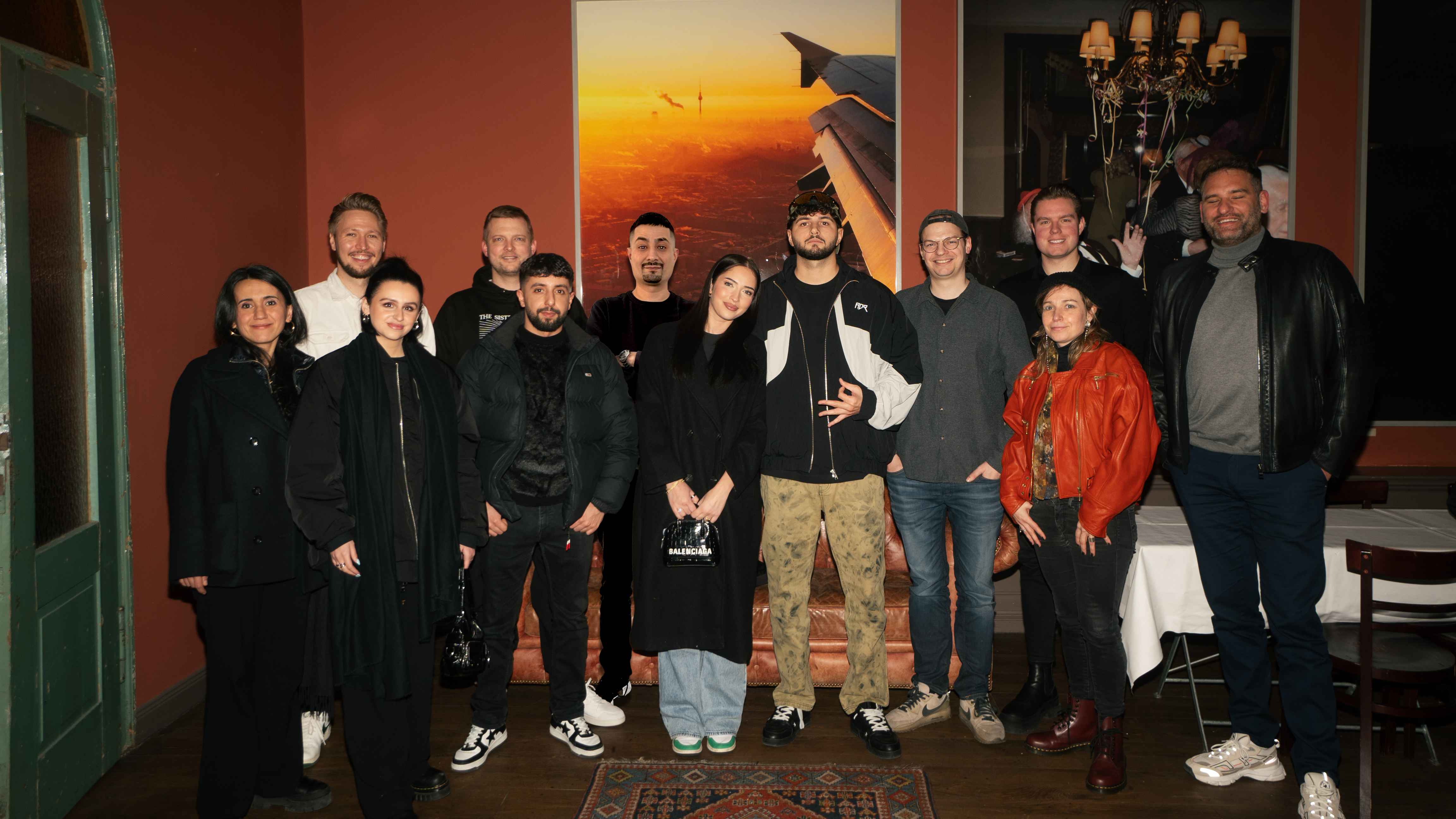 Label, Vertrieb und Künstler freuen sich gemeinsam: Sila Davulcu (Head of Label Services Hypnotize), Lasse Exner (A&R Manager Artist Service Believe), Charlene Pennig (Artist Management Ha...