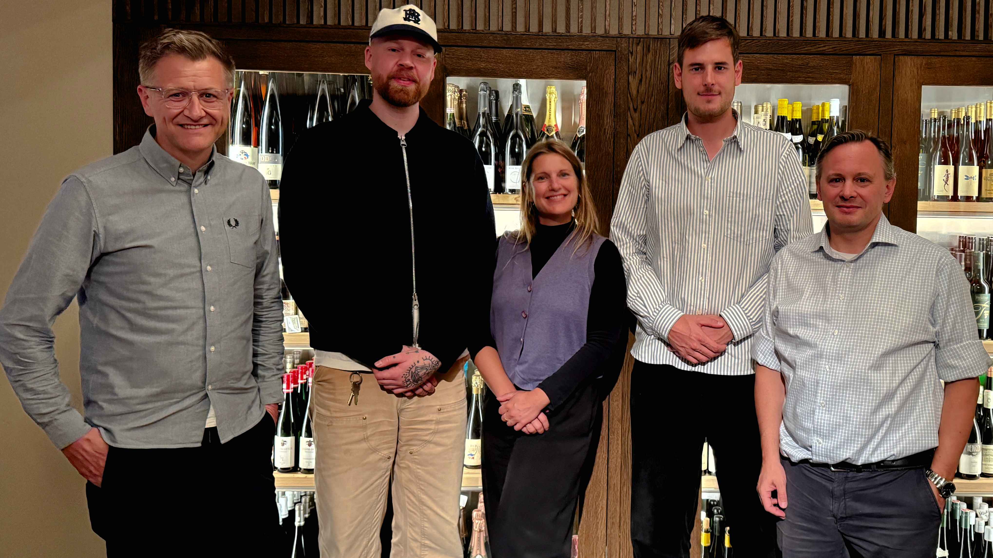 Feierten im Weinkeller (von links): Asterix Westphal (Rechtsanwalt), Niklas Otten (Co-Verleger), Sarah Schneider (Head of A&R Peermusic), Laurens Achilles und Götz von Einem (Managing Dire...