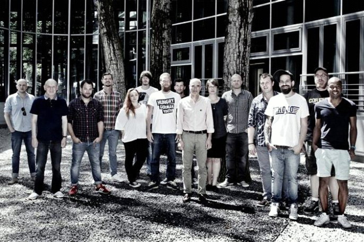 Neue Partner (von links): Die Teams von Sony Music und Chimperator Department||Neue Partner (von links): Bastian Ständer (Senior Produkt Manager Columbia Epic), Mitch Bräu (Director Tradem...