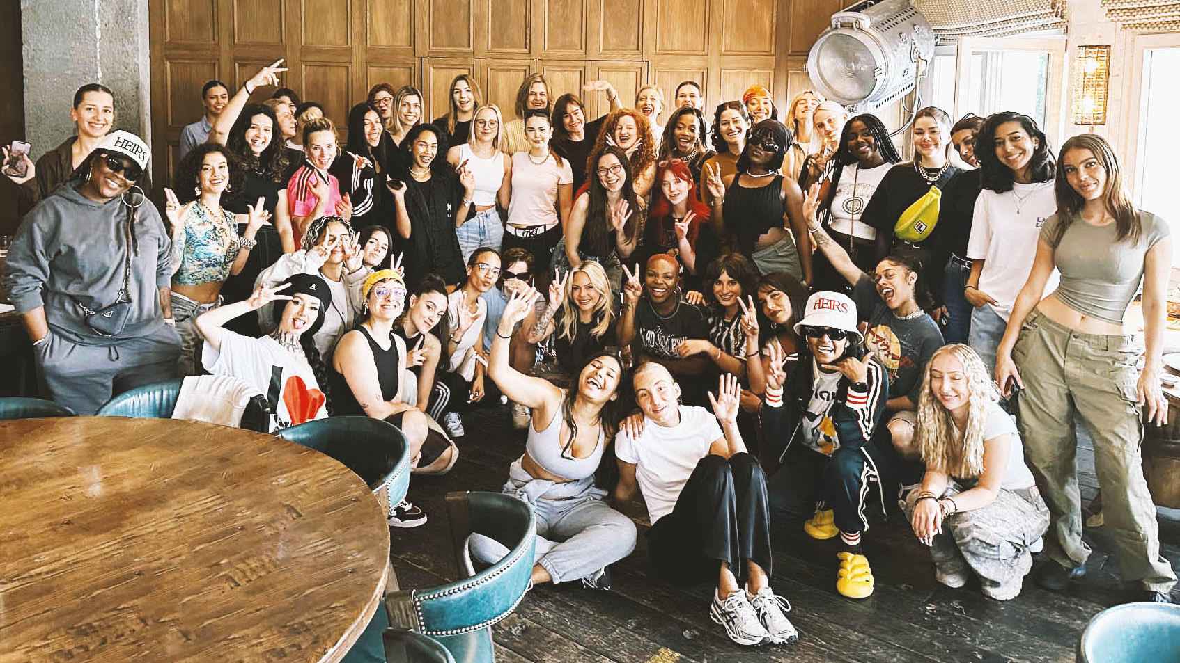 50b0c989 40f9 4c7d 95d4 4afbe5bc52c0 Beim von der GEMA gesponserten She Welcome Brunch im Soho House Berlin: das Team von Warner Music rund um Natascha Augustin (hinten Mitte) und Partnerinnen des She Camp mit den über 40 tei...