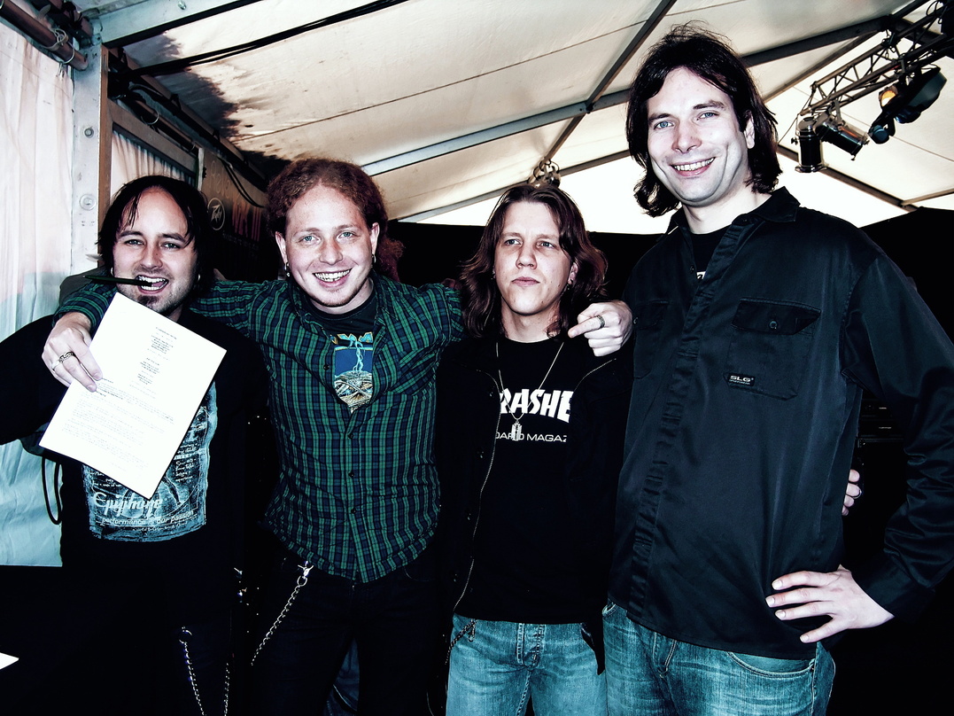 Mit frisch unterzeichnetem Vertrag (v.l.n.r.): Phil Hüls, Hendrik Ücüncü, Gereon Homann (Eat The Gun) und Torsten Wohlgemuth (Limited Access Records)