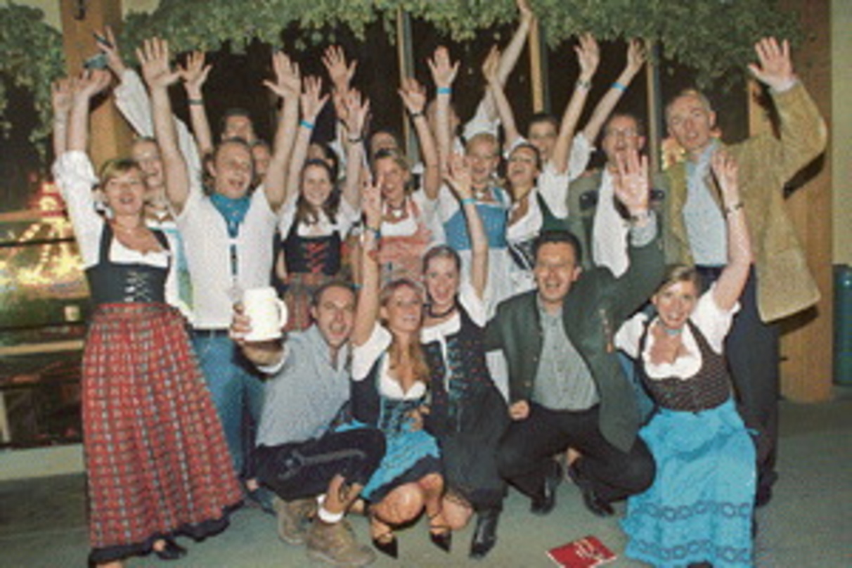 Freuen sich auf 200 Gäste beim Wiesn Treff: Gottfried Zmeck (r.) und sein Team
