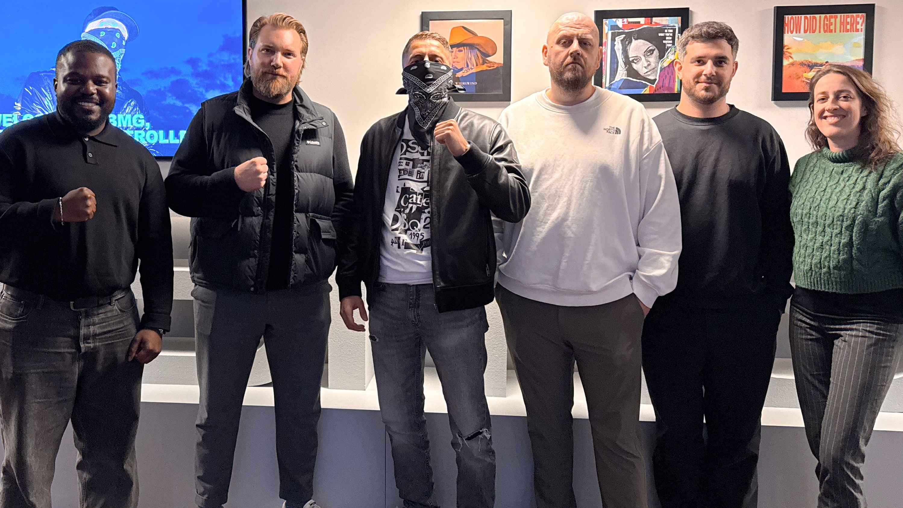 50fc628e 56fe 4f44 b5ca 5c251f66d691 Nun ein Team (von links): Momo Kalokoh, Jasper Niebuhr, AK Ausserkontrolle, Patrick Thiede (Management AK), Marcel Valin und Clara Fierdag.