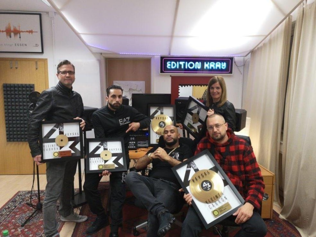 Bei der Gold-Verleihung in Essen (von links): Oliver Poche (Rechtsanwalt), Torro West (Rapper), Veysel, Bettina Wohlgefahrt (Management) und Macloud (Produzent)