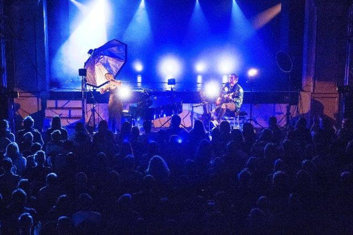 Im Herbst wieder zu erleben: Akustikset von Frida Gold mit Klavier und Gitarre