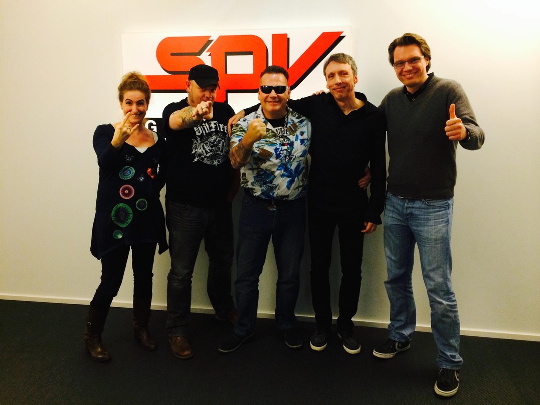 Zur Vertragsunterzeichnung trafen sich (von links): Roya Harm (Rodeostar), Georg Schröder (SPV), Rock Rotten (9mm), Frank Uhle (SPV) und Thorsten Harm (Rodeostar).