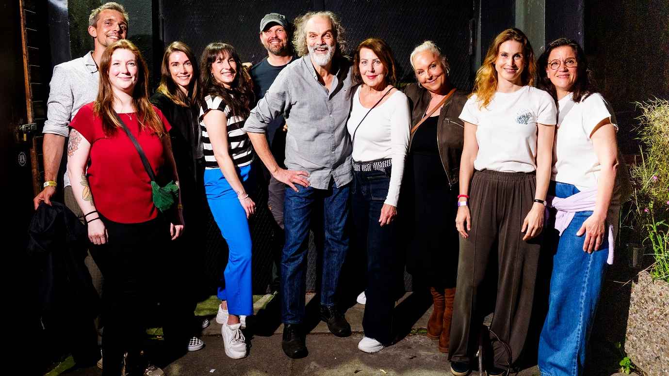 513dad3f e925 456e a963 0405334383c8 Beim Konzert in Gruenspan (von links): Linus Braband (Marketing/Consulting Extern Warner Music), Manon Klindt (MPS Hanseatic/Management Timsen), Lea Londa (Director Marketing Pop/Alternati...
