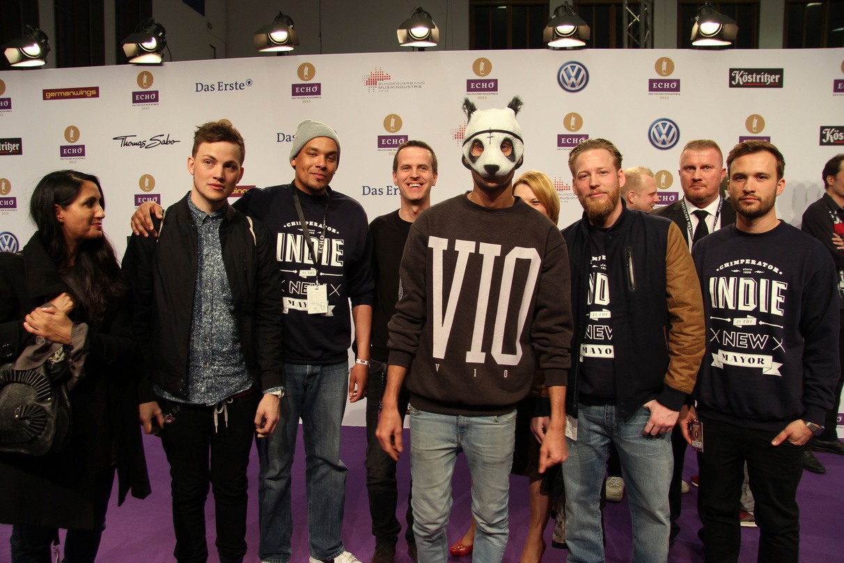 Das Cro-Team bei der Echo-Verleihung 2013 (von links): Karin Azua, DJ Psaiko.Dino, Kodimey Awokou, Frank Stratmann, Cro, Tina Funk, Sebastian Andrej Schweizer, im Hintergrund Sebastian Möl...