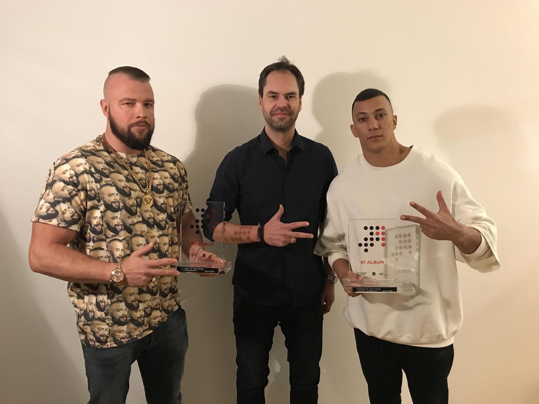 51533af3de58b5c06fb79ea30c792f6b88e23041dd4792e1b5a9414ad1683eee Mit dem Nummer 1 Award: Kollegah (links), Mathias Giloth und Farid Bang