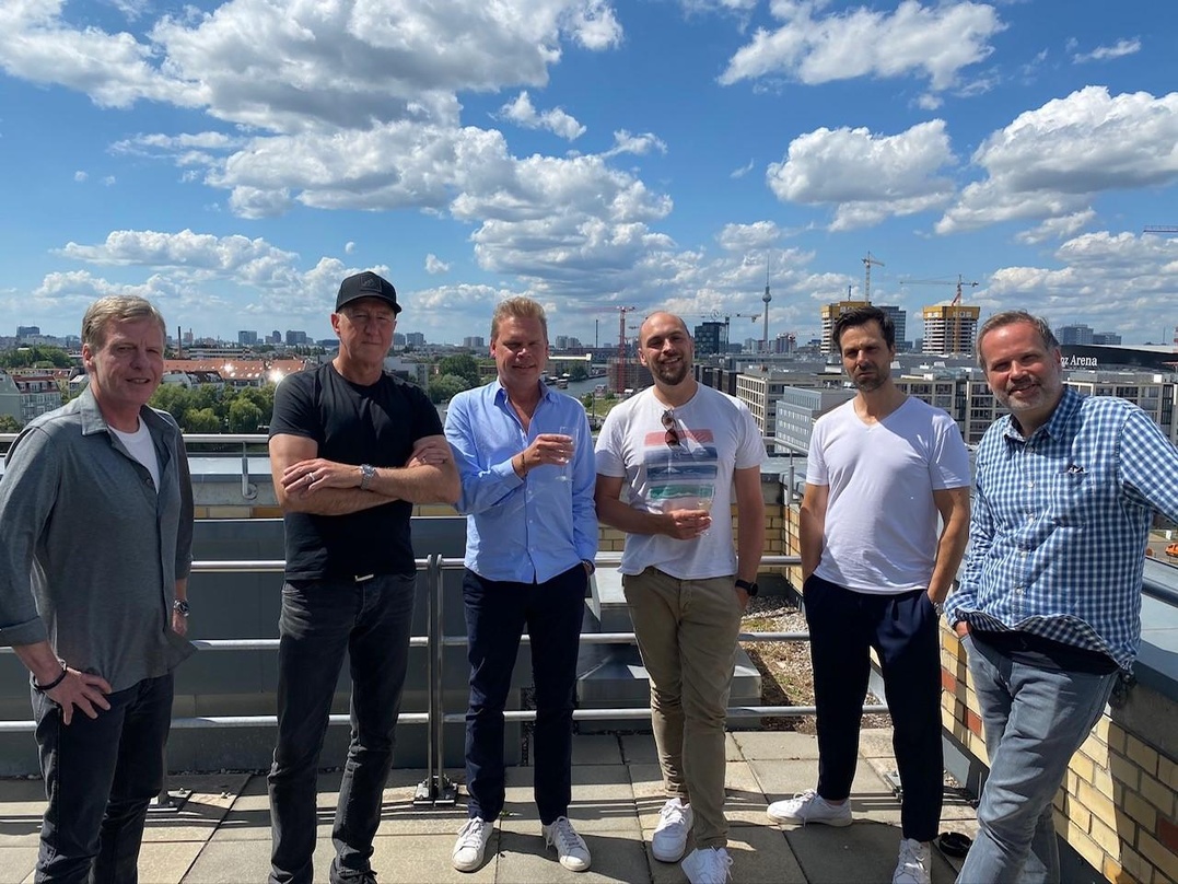 Neue Partner (von links): Thomas Wolf, Alexander Maurus (beide Management), Tom Bohne (President Music Domestic), Max Mutzke, Daniel Schmidt (Vice President PIL & Virgin A&R) und Ulrich Ge...