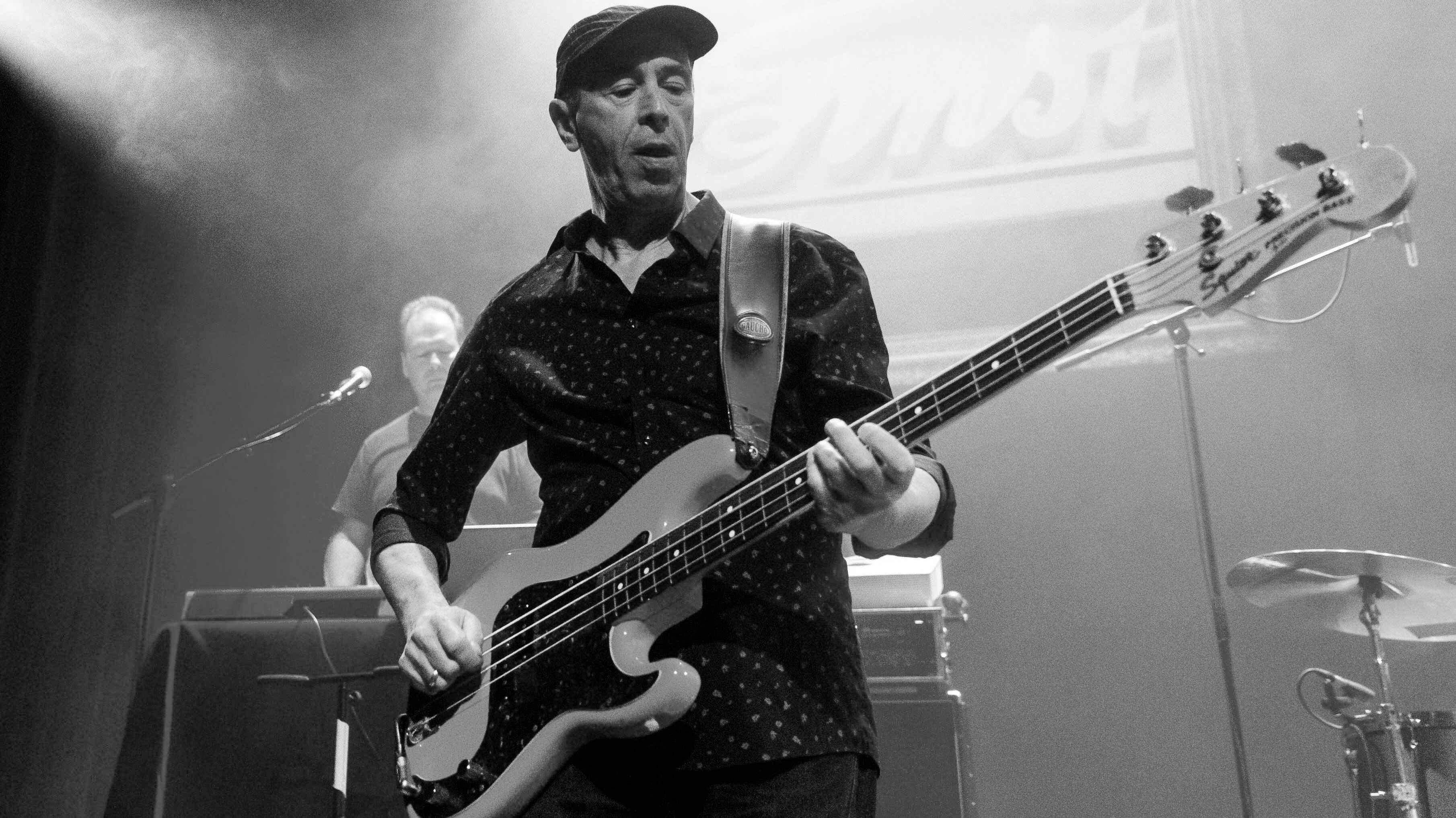 Wurde 72 Jahre alt: Fehlfarben-Bassist Michael Kemner, hier bei einem Konzert im Heimathafen Neukölln in Berlin am 26. Oktober 2018.