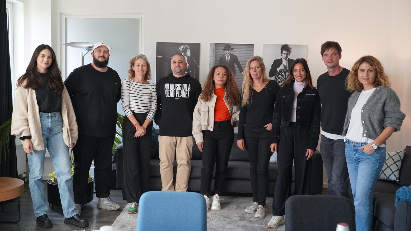 Bei der Unterzeichnung waren dabei (von links): Iva Saravanja (Promotion Manager, Sony Music Switzerland), Simon Leyh (Audience Development Manager, Sony Music Switzerland), Dominique Saud...