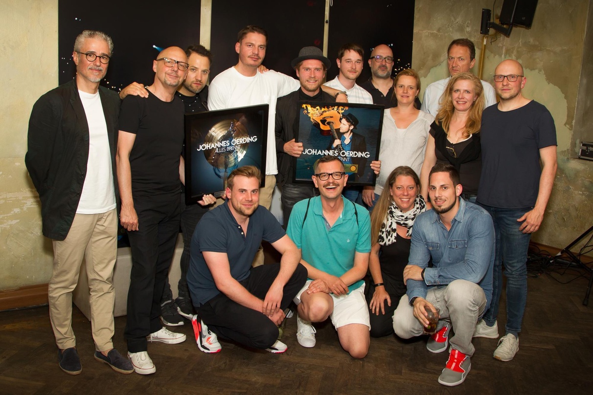 Freuten sich über die Auszeichnung: Künstler Johannes Oerding (hinten, 5. von links) mit seinem Team um (hinten, von links) Willy Ehmann (Senior Vice President Music Divison GSA) und die b...