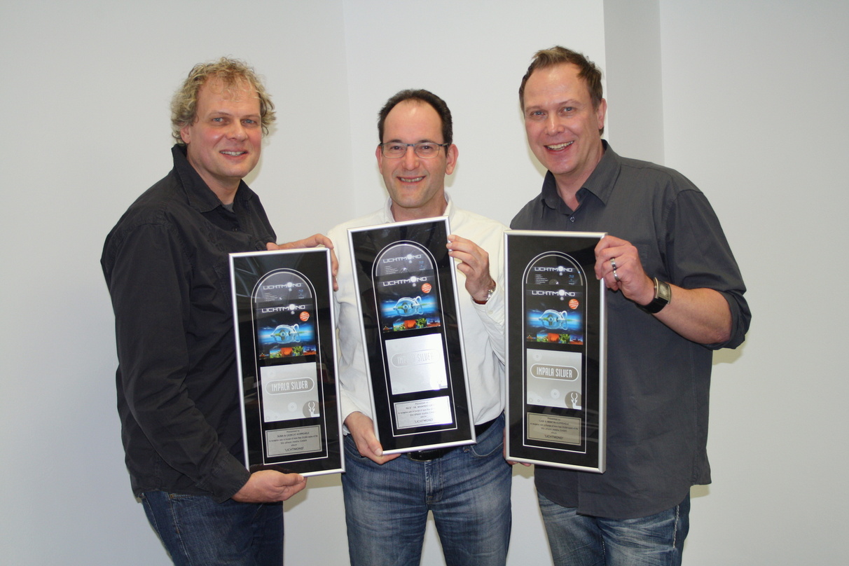 Mit einem Impala Silver Award geehrt (v.l.n.r.): Giorgio Koppehele (Lichtmond), Prof. Dr. Manfred Gröger (CEO blu phase media) und Martin Koppehele (Lichtmond)