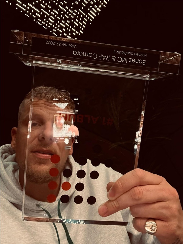 Zum dritten Mal mit einem "Palmen"-Album auf der Eins: Bonez MC mit dem GfK-Award